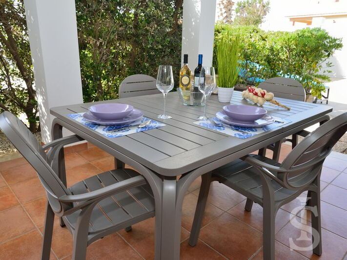 ferienwohnung-kalika-terassentisch.jpg