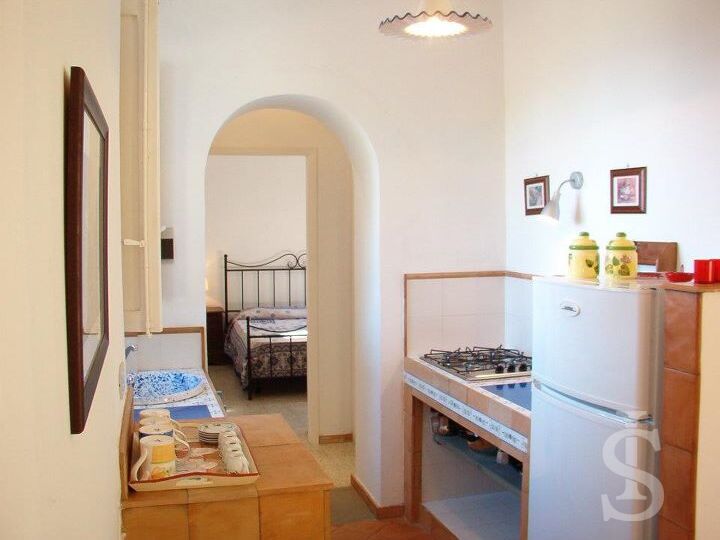 ferienwohnung-la-pagliera-kueche-mit-blick-ins-schlafzimmer.jpg