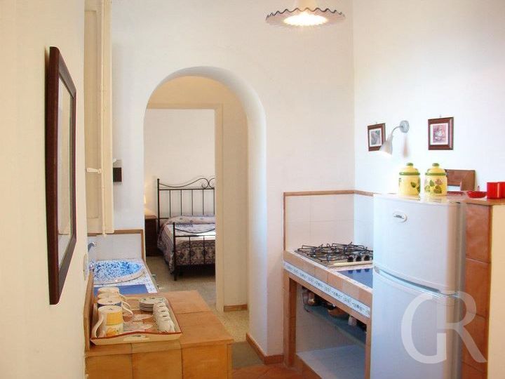 ferienwohnung-la-pagliera-kueche-mit-blick-ins-schlafzimmer.jpg