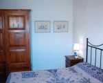 ferienwohnung-la-scuderia-doppelbett-und-schrank.jpg