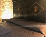 ferienwohnung-pacchipodium-groes-bett-im-schlafzimmer.jpg