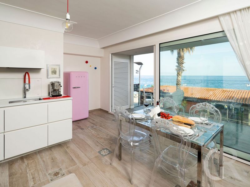 ferienwohnung-peppina-piccola-esstisch-an-der-terrasse.jpg