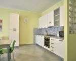 ferienwohnung-pistacchio-kuechenzeile-mit-esstisch.jpg