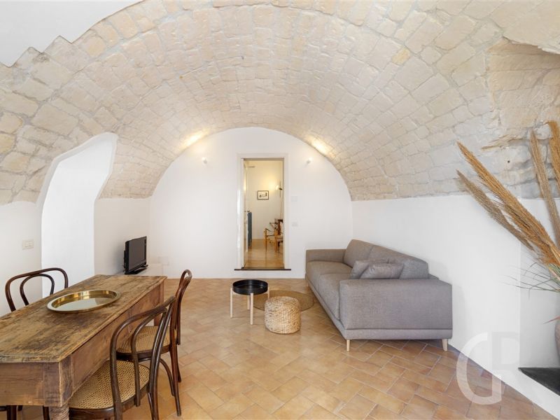 ferienwohnung-raffo-wohnzimmer-mit-sofa-und-esstisch.jpg