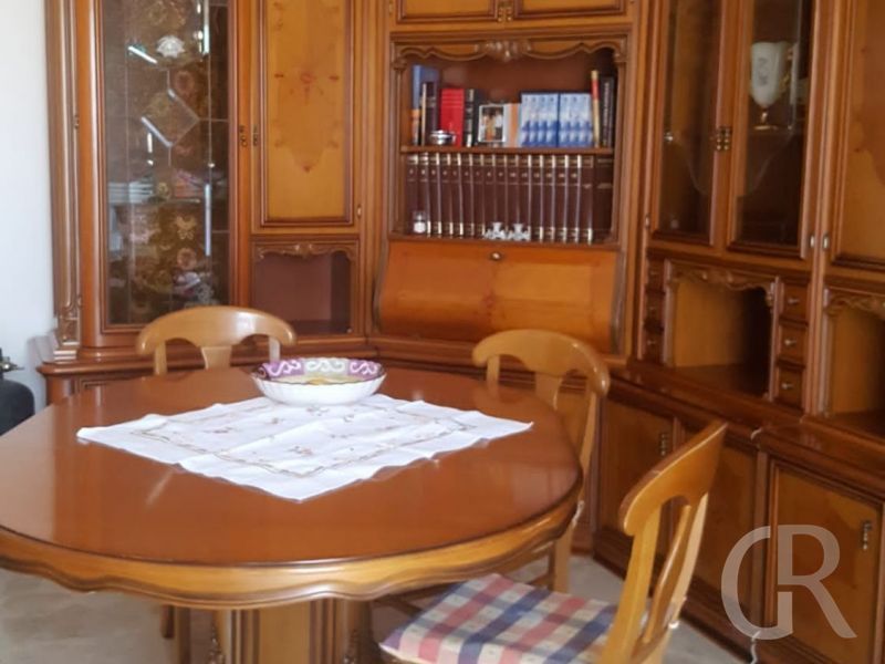 ferienwohnung-rosa-esstisch-in-der-kueche.jpg