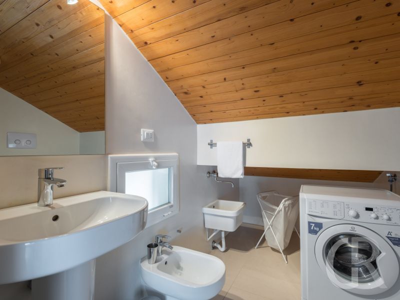 ferienwohnung-rosmarino-bad-mit-waschmaschine.jpg
