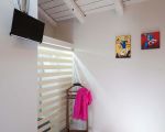 ferienwohnung-schlafzimmer-und-fernseher.jpg