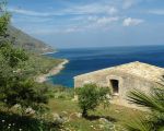 lo-zingaro-zerfallene-haeuser-reiche-natur-und-blaues-meer-was-will-man-mehr.JPG