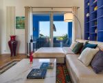 pigna-blue-sofa-im-wohnzimmer.jpg
