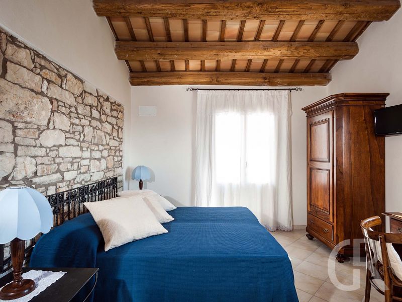 schlafzimmer-mit-doppelbett.jpg