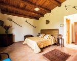 schoenes-gemuetliches-schlafzimmer-mit-grossem-bett.jpg