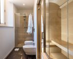 tenuta-contea-blick-ins-badezimmer.jpg