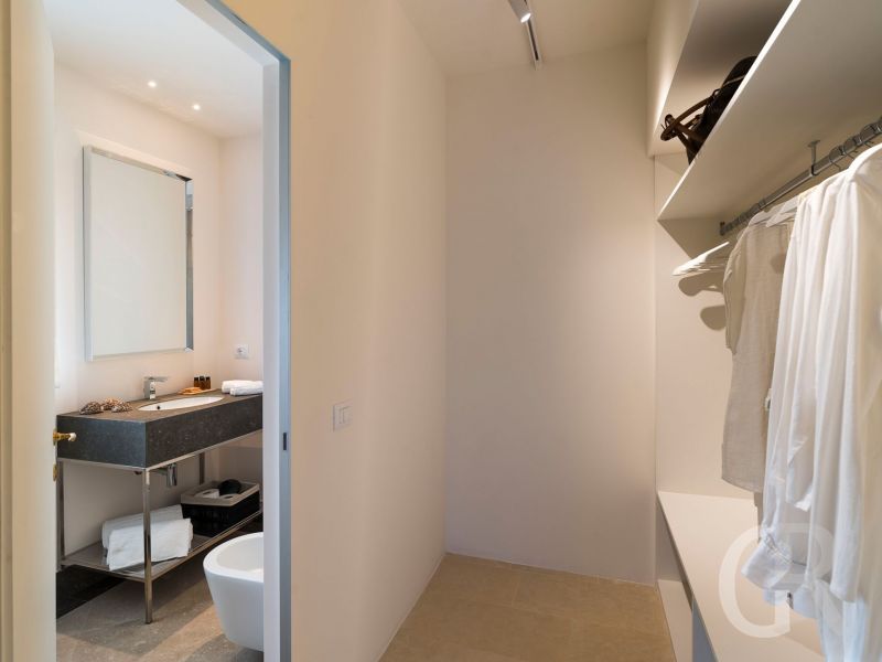 villa-acqua-marina-begehbarer-schrank.jpg