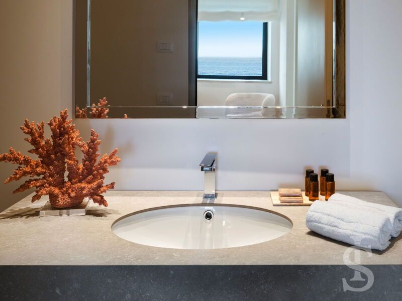 villa-acqua-marina-waschbecken-im-bad.jpg