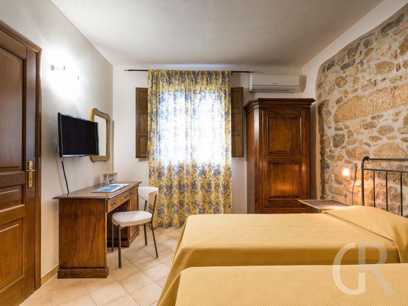 villa-ager-costa-gelbes-schlafzimmer.jpg