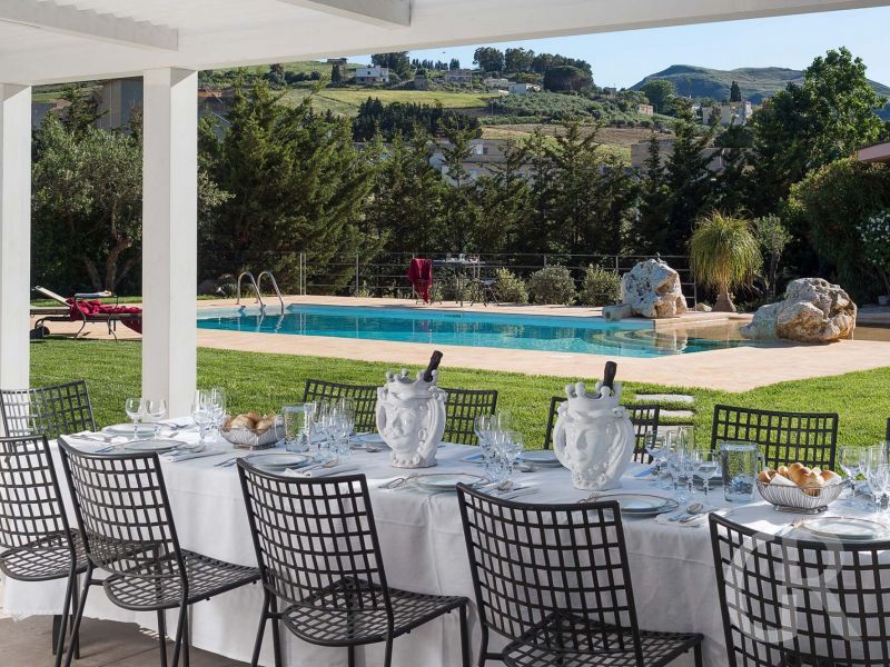 villa-ager-costa-terrasse-mit-esstisch.jpg