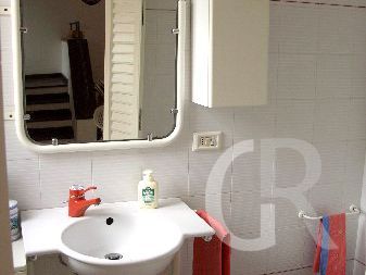villa-al-mare-badezimmer-waschbecken-und-spiegel.jpg