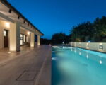 villa-angelina-abendstimmung-seitliche-ansicht-pool-und-haus.jpg
