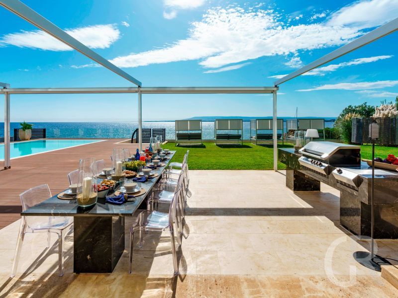 villa-angelina-esstisch-und-sommerkueche.jpg