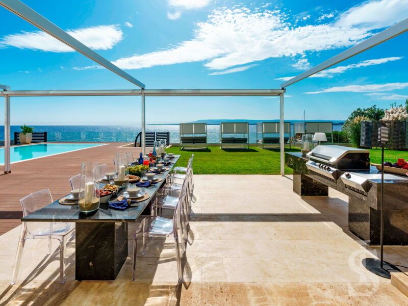 villa-angelina-esstisch-und-sommerkueche.jpg
