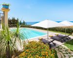 villa-anthea-sonnenschirme-am-pool.jpg