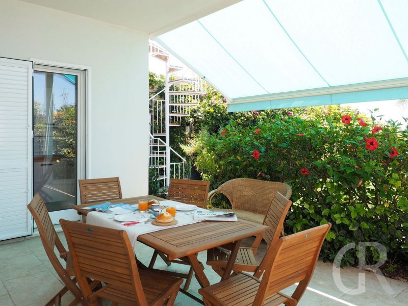 villa-ariel-ueberdachte-terrasse.jpg