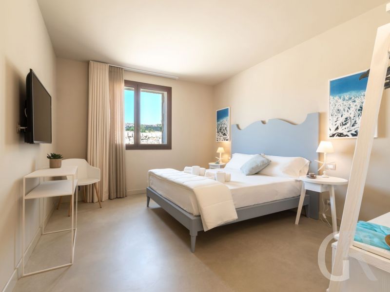 villa-auliva-doppelbett-im-schlafzimmer.jpg