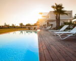 villa-blumarine-sonnenliegen-am-pool.jpg