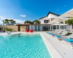 villa-camemi-grosses-schwimmbad-und-sonnenliegen.jpg