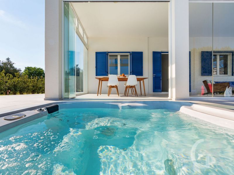 villa-caponegro-pool.jpg
