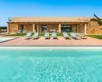 villa-cavale-blick-auf-pool-und-villa.jpg