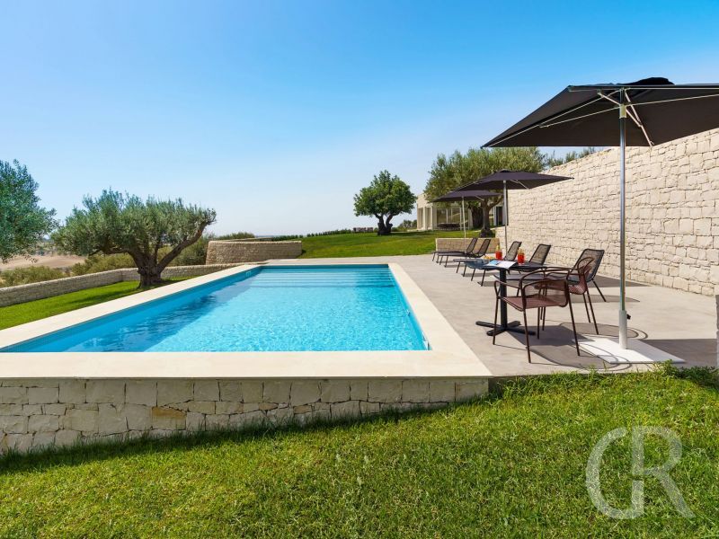 villa-colle-verde-pool-mit-sonnenliegen.jpg