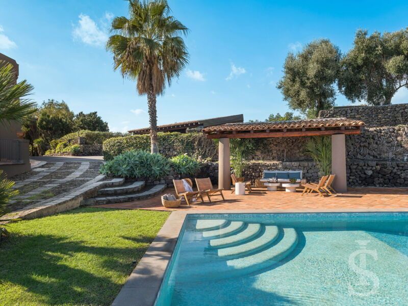 villa-continella-pool-seitliche-ansicht.jpg