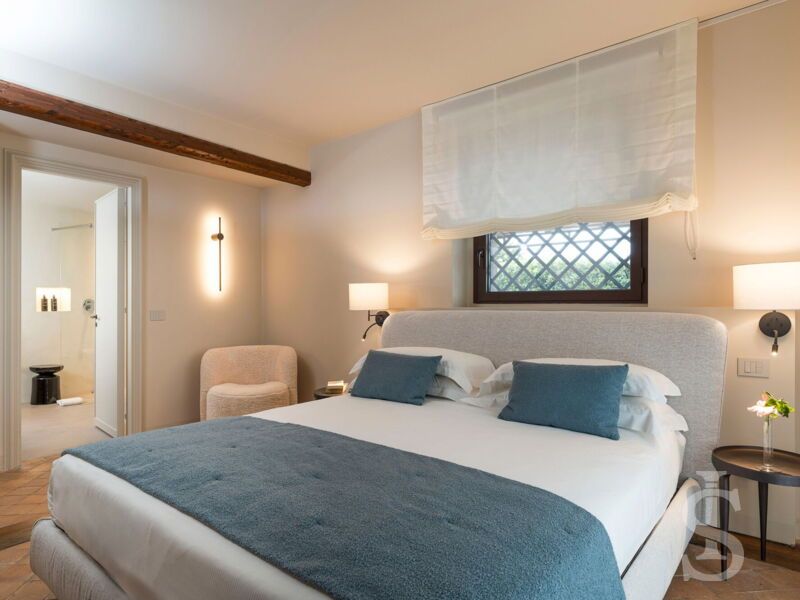 villa-continella-schlafzimmer-mit-doppelbett-und-blick-zum-ensuite-bad.jpg
