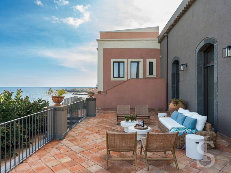 villa-continella-seitliche-ansicht-terrasse-zum-meer.jpg
