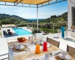 villa-contrada-gedeckter-tisch-im-freien-am-pool.jpg