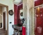 villa-corte-moscata-rotes-badezimmer.jpg