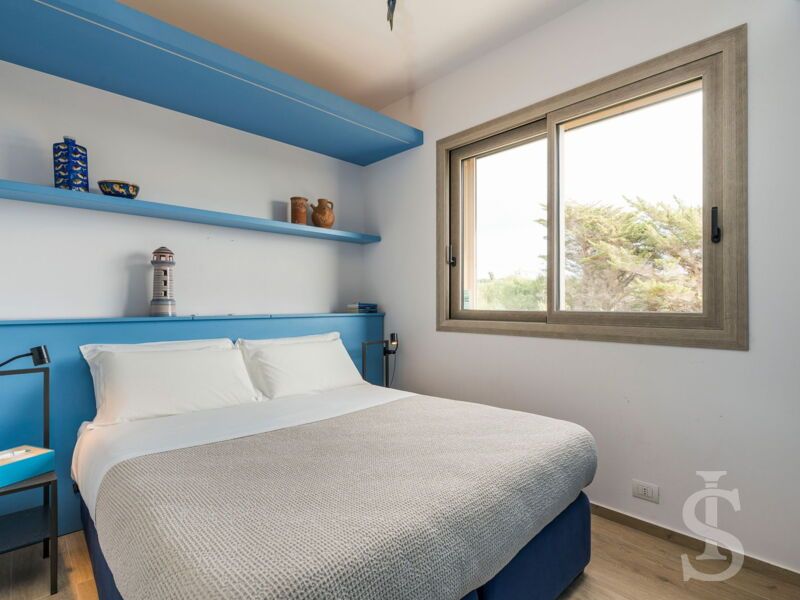 villa-dafne-blau-weisses-bett.jpg