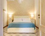 villa-del-mito-grosses-blau-weisses-bett.jpg