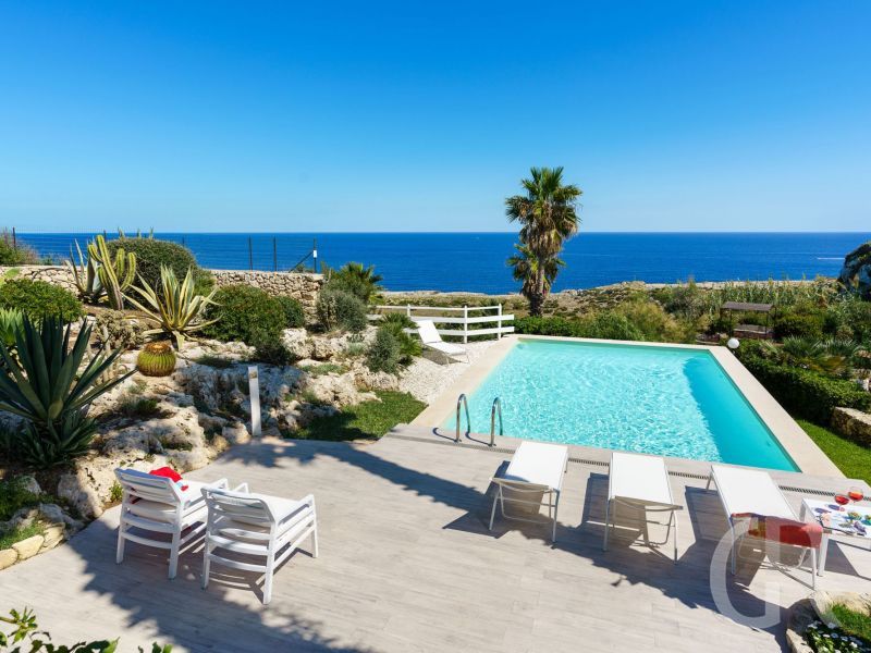 villa-del-mito-pool-mit-sonnenliegen.jpg