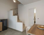 villa-dimora-bufalefi-appartement-blick-zum-bad-und-zur-treppe.jpg