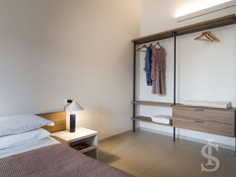 villa-dimora-bufalefi-schlafzimmer-mit-offenem-schrank.jpg