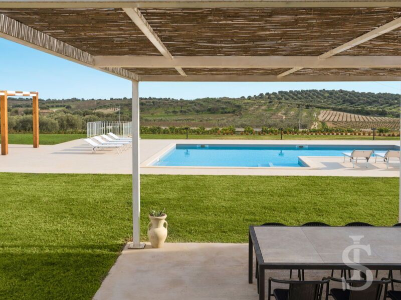 villa-dimora-bufalefi-ueberdachte-terrasse-mit-blick-zum-pool-und-umgebung.jpg