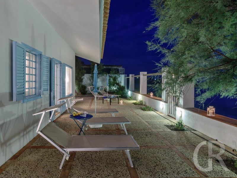 villa-elettra-gartenliegen-am-abend.jpg