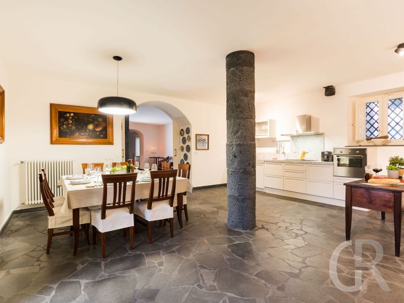villa-etna-retreat-esstisch-kuechenbereich.jpg