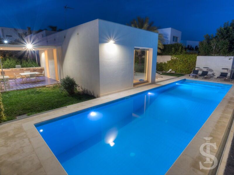 villa-federica-beleuchteter-pool.jpg