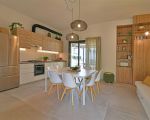 villa-fedra-wohnkueche-mit-tisch.jpg