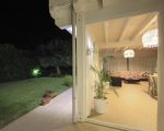 villa-flora-blick-ins-wohnzimmer-am-abend.jpg