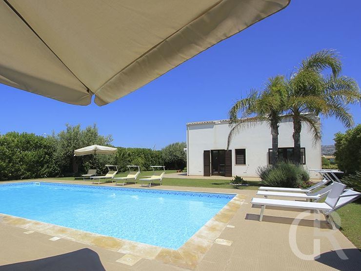 villa-flora-blick-ueber-den-pool-auf-das-nebengebaeude.jpg