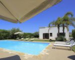 villa-flora-blick-ueber-den-pool-auf-das-nebengebaeude.jpg